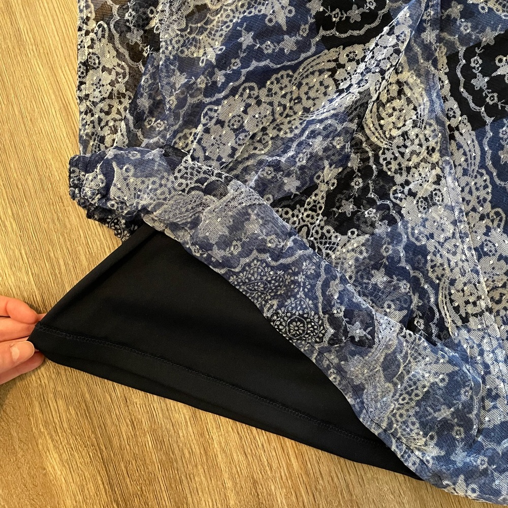 Flowy Blue Pattern Blouse - Picture 4 of 9